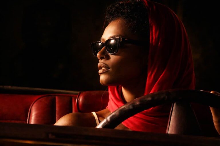 פורטרט משופר ב-AI עם תאורת chiaroscuro דרמטית המדגישה את מבנה הפנים והצללים