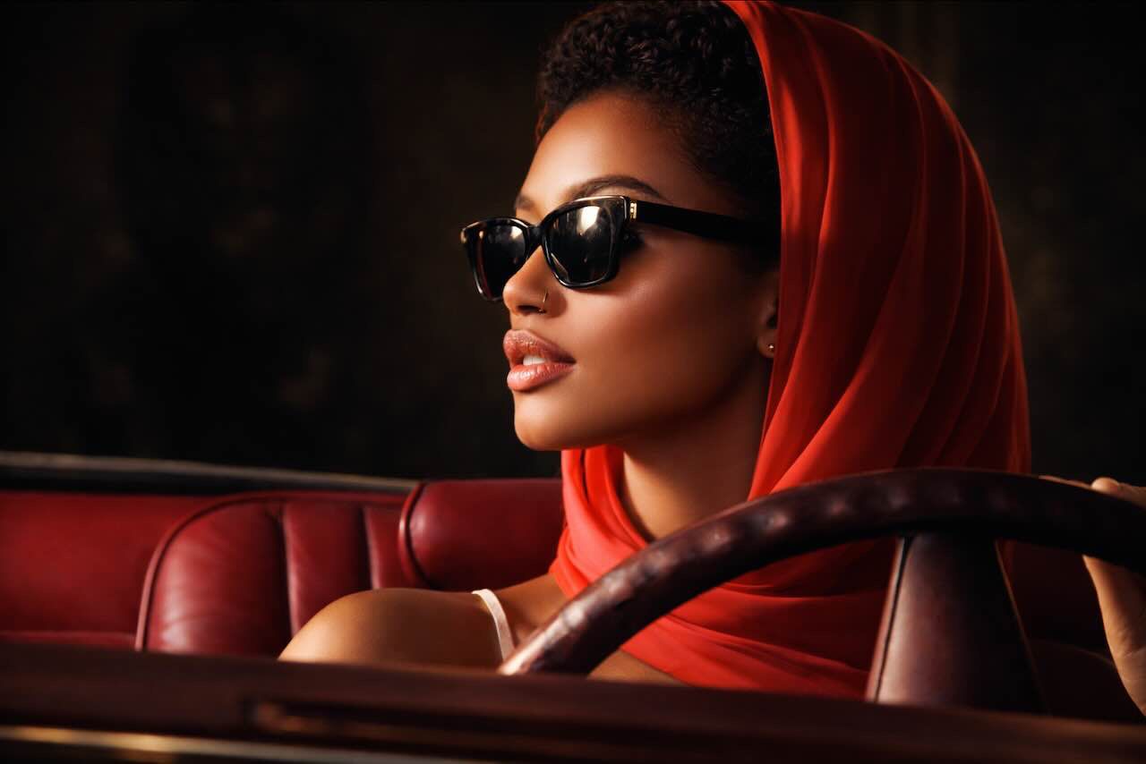 פורטרט בעיבוד בינה מלאכותית המציג אידיאל יופי סימטרי ועור מושלם מדי