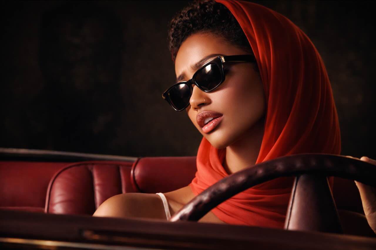 פורטרט שנוצר ב-AI עם תחושת אי־נוחות עדינה ועיוות פרופורציות כמעט בלתי מורגש