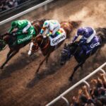 שלושה סוסי מירוץ רצים זה לצד זה באצטדיון מלא קהל, מטאפורה לתחרות בין ChatGPT, Gemini ו-Grok בשנת 2026