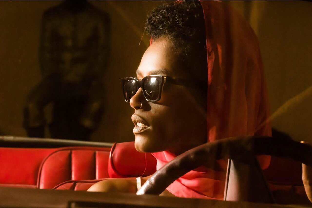 צילום פורטרט קולנועי של ג׳ודית גולה ברכב וינטג׳ אדום בלילה – צילום מקורי של משה אלקסלסי