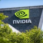 מטה NVIDIA בסנטה קלרה עם לוגו החברה על חזית הבניין