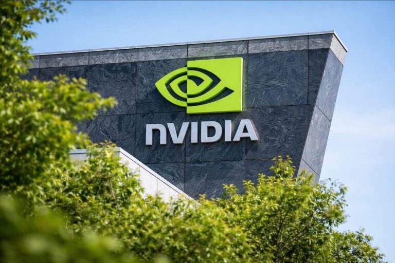 מטה NVIDIA בסנטה קלרה עם לוגו החברה על חזית הבניין
